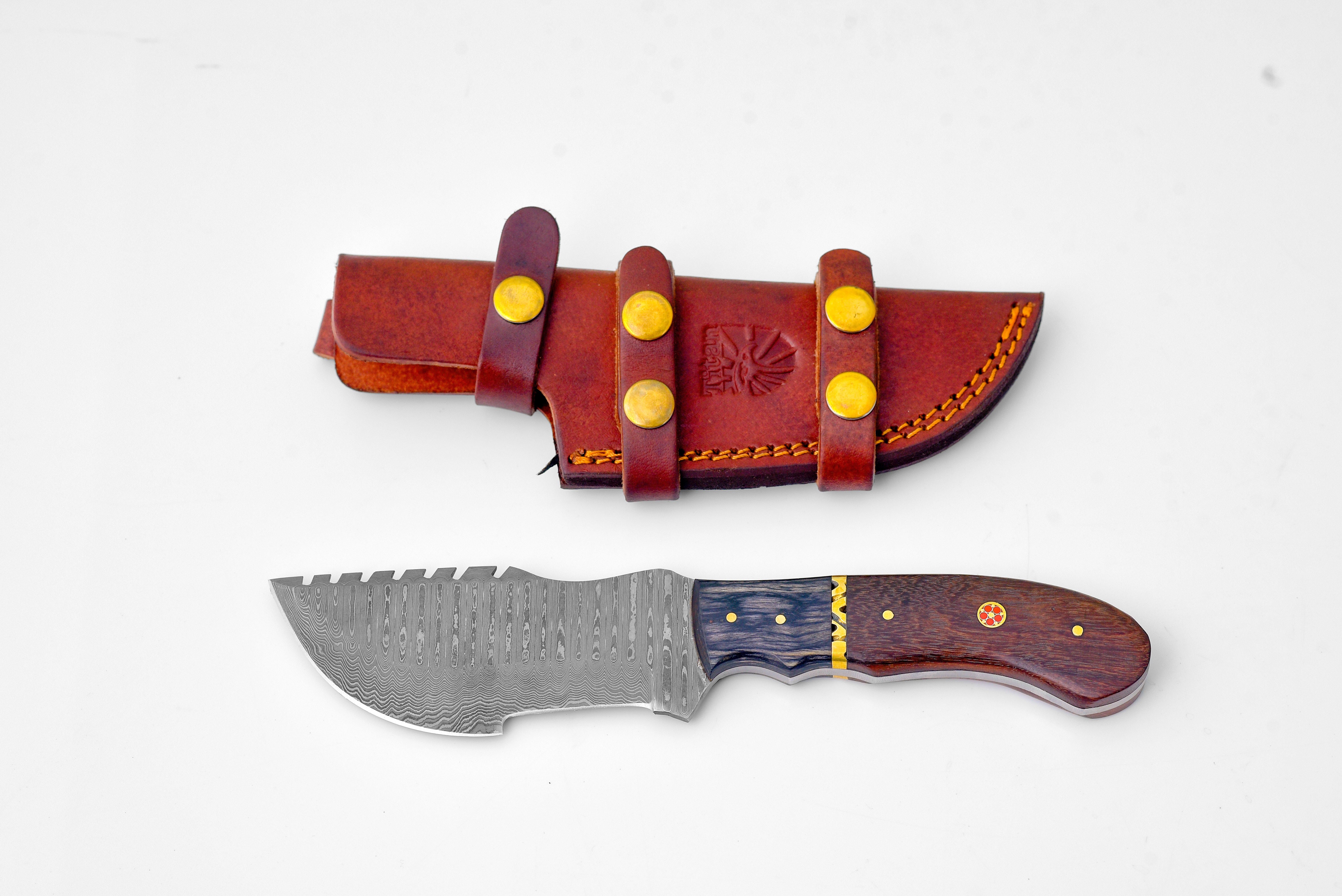 Warden Tracker - Damascus steel/ Camping / Walnut & Diamond Wood